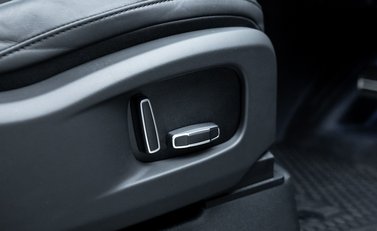 Land Rover Defender OCTA EDITION ONE 16