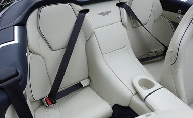 Aston Martin Vanquish Volante 22