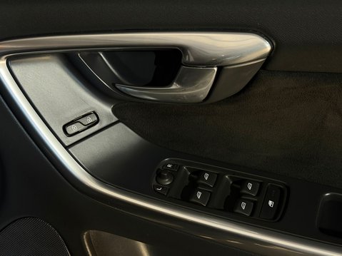 Volvo XC60 D4 R-DESIGN NAV AWD 23