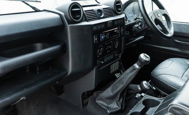 Land Rover Defender 90 XS 16