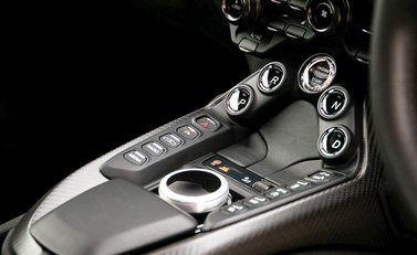 Aston Martin V8 Vantage 18