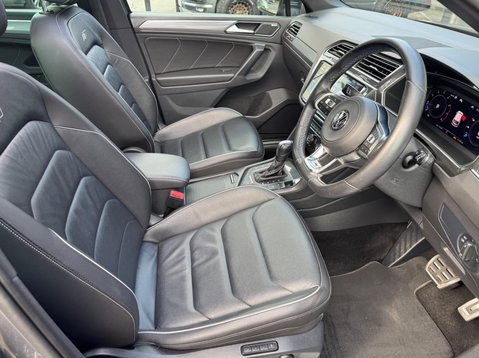 Volkswagen Tiguan R-LINE TECH TSI 4MOTION DSG 23
