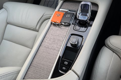 Volvo XC90 RECHARGE T8 ULTIMATE AWD - BLOND LEATHER - VAT QUALIFYING 54