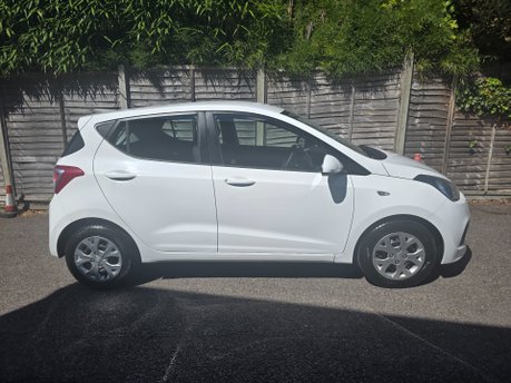 Hyundai i10 SE ONLY 13,000 MILES FROM NEW 2