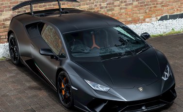 Lamborghini Huracan LP640-4 Performante 8