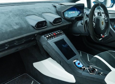 Lamborghini Huracan STO 15