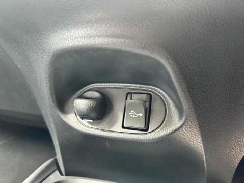 Toyota Yaris VVT-I ICON 32