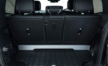 Land Rover Defender 90 V8 Bond Edition 31