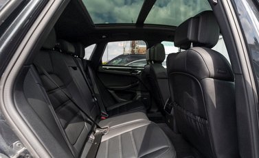 Porsche Macan S 16