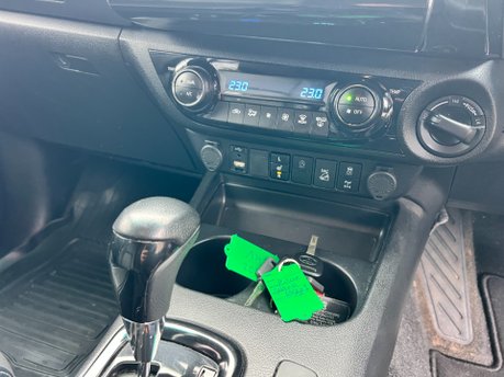 Toyota Hilux 2.8 INVINCIBLE X 4WD D-4D DCB AUTOMATIC 15