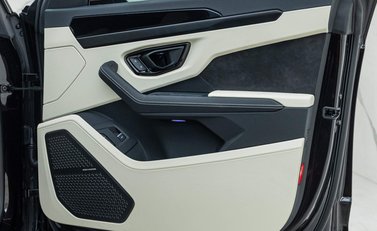 Lamborghini Urus S 26