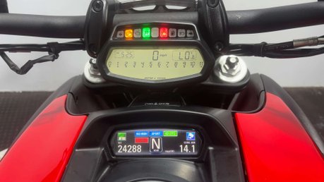 Ducati Diavel 1198 CARBON EDITION 24K 1 OWNER JUST SERVICED MOT APRIL 2027 9