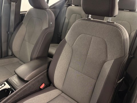 Volvo XC40 2.0 B3 MHEV Plus Dark DCT Auto Euro 6 (s/s) 5dr 10