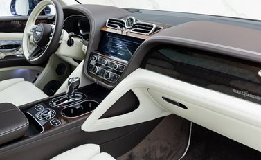 Bentley Bentayga V8 First Edition LHD 24