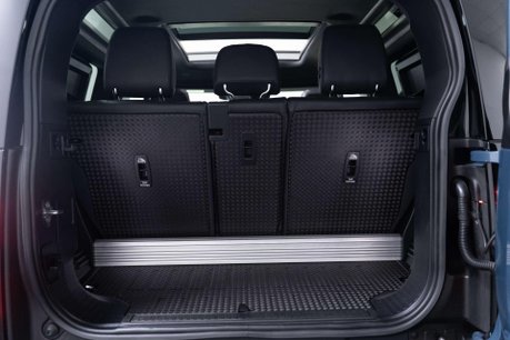 Land Rover Defender 3.0 Defender X-Dynamic SE D MHEV Auto 4WD 3dr 7