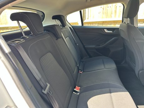 Ford Focus TITANIUM 1.0T EcoBoost 5dr 15